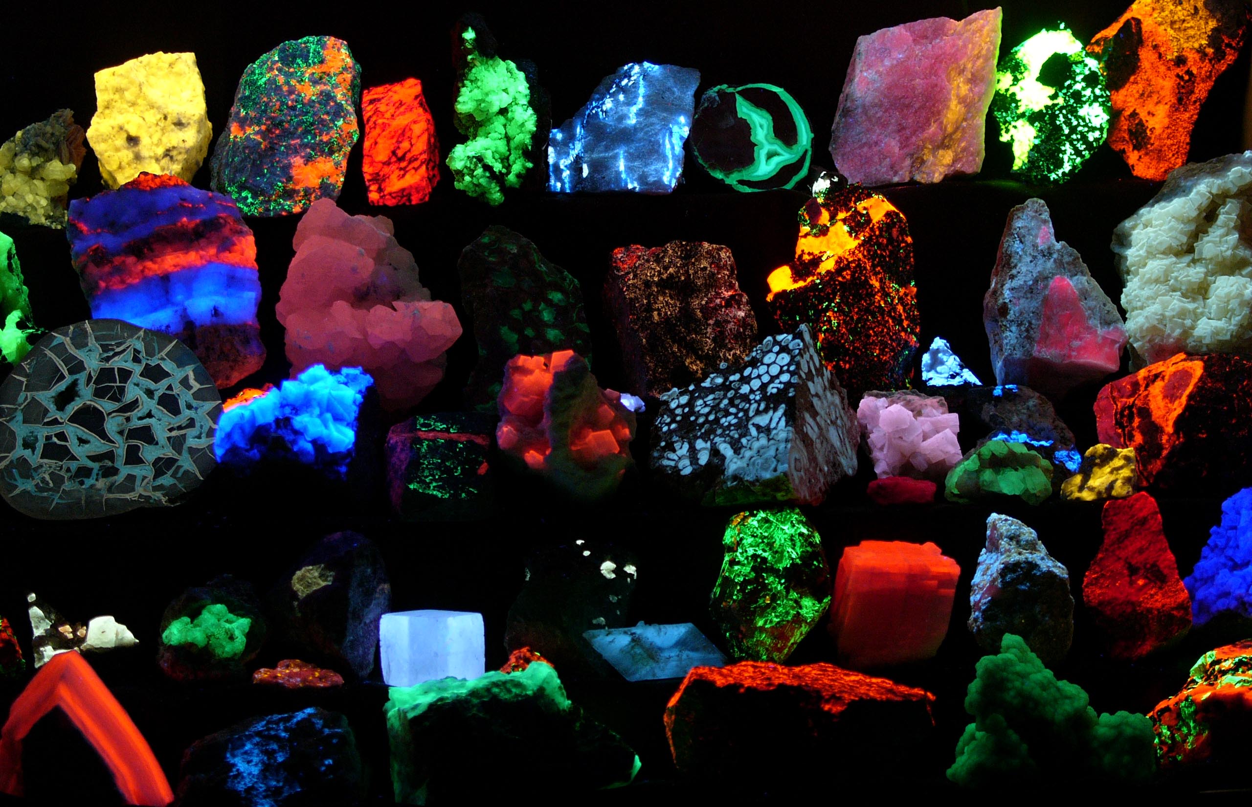Onder een UV lamo zien sommige mineralen er heel anders uit.